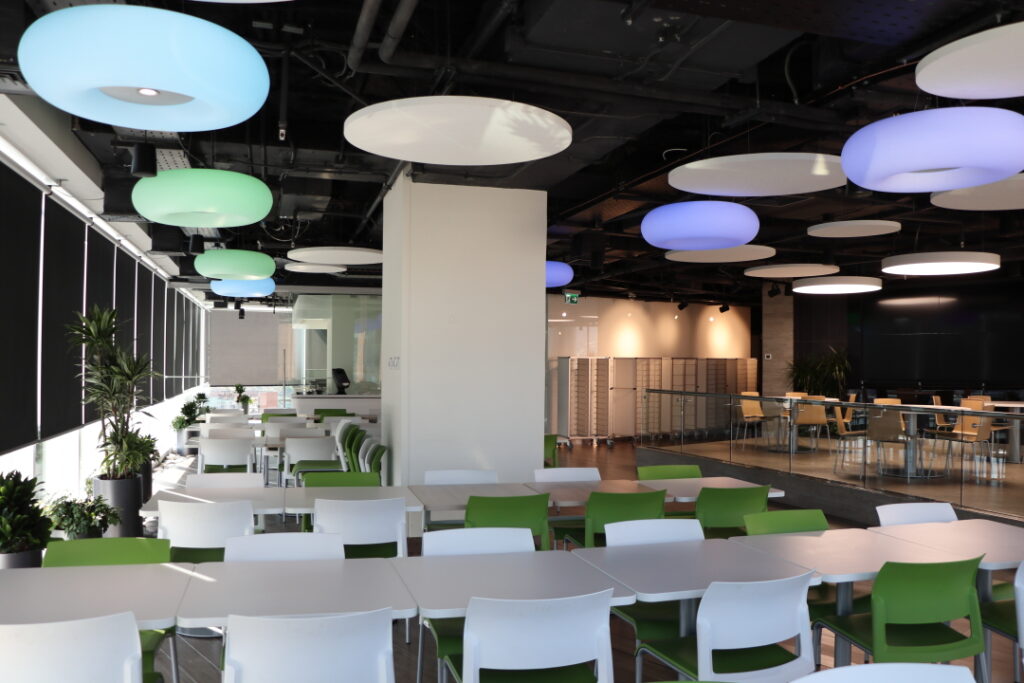 Islas Acústicas Topiq Sonic Element Knauf Ceiling Solutions en OFICINAS COPEC