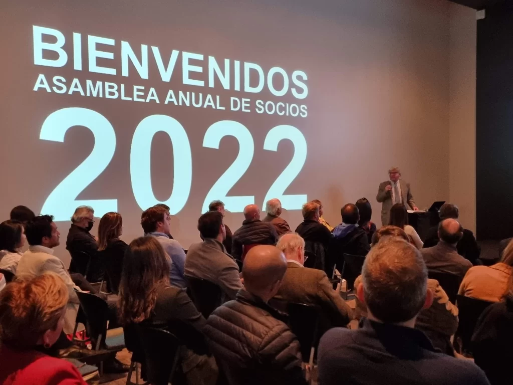 En emotiva Asamblea de Socios Mónica Álvarez de Oro se despide de la presidencia de la AOA