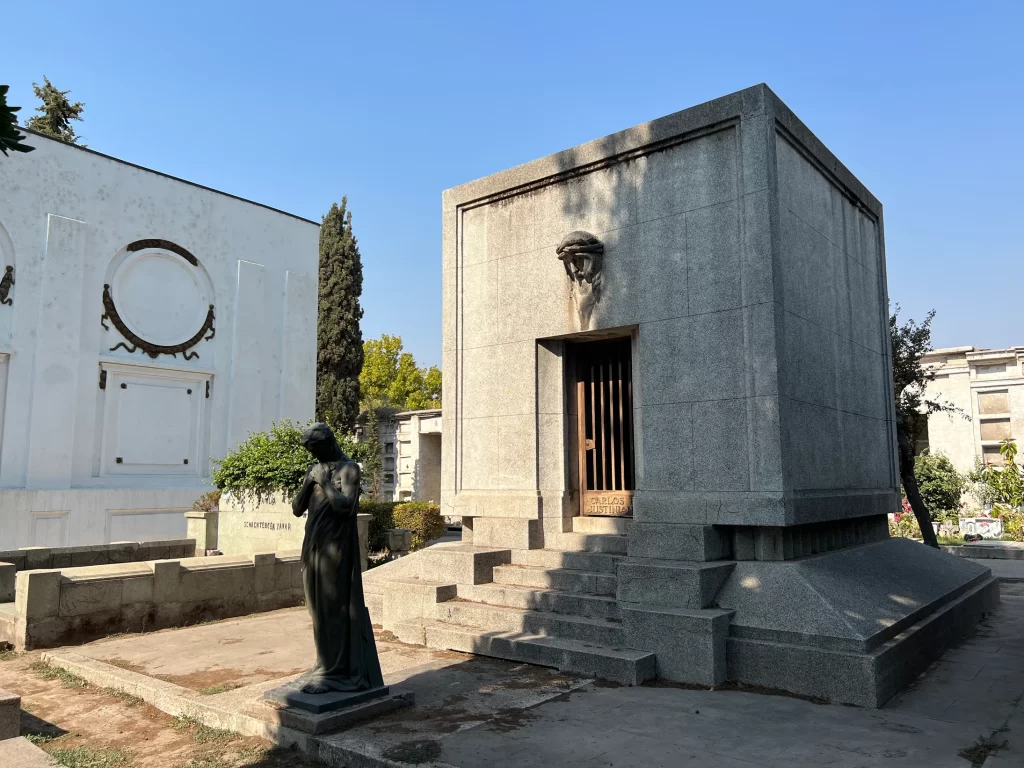 Con visita al Cementerio General y las obras de Bieregel y Edwards, AOA continúa sus Recorridos