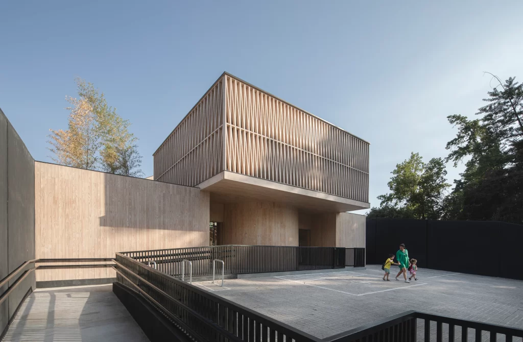 Jardín infantil creado en madera por arquitecto chileno triunfa en la Bienal de Arquitectura de BA